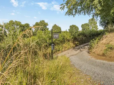 a sign on the side of a dirt road at Jacobs Plock in Leintwardine