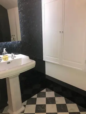 a bathroom with a sink and a mirror at Ty Cwtch in Dolgellau