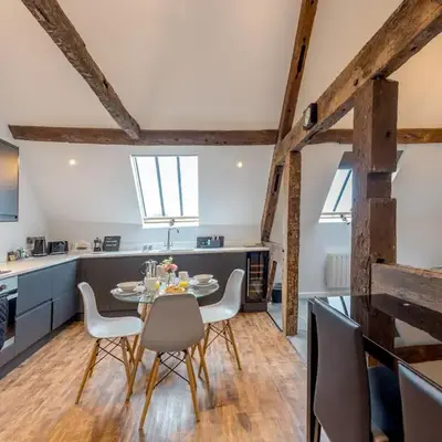 5C Charming Town Centre Apartment With Roof Top Views - Pass the Keys