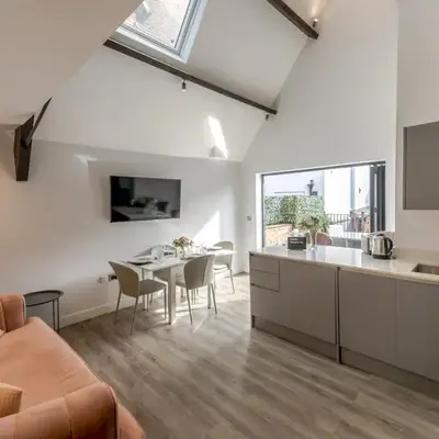 Dahlia Contemporary town centre apartment - Pass the Keys