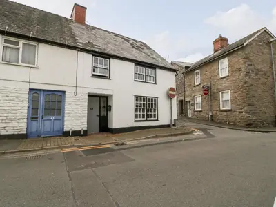 an old building on the corner of a street at 19 Lion Street in Hereford