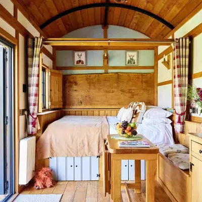 The Flying Scotsman Shepherd's Hut with Hot Tub