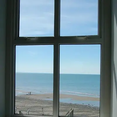 Dolphin Beach House In Tywyn