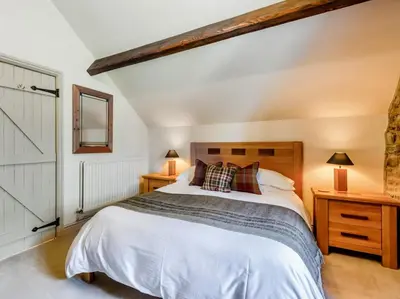 a bedroom with a large bed and two lamps at 1 Bed in Clyro BN290 in Clyro