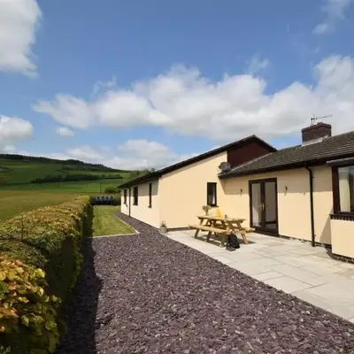 3 Bed in Kinnerton 90768