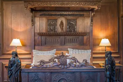 a bed with two statues next to two lamps at Gors-Y-Gedol in Dyffryn