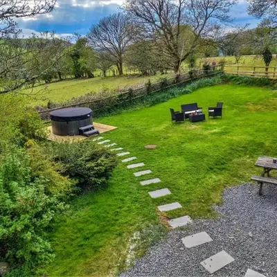 4 Bed in Cynghordy 82440
