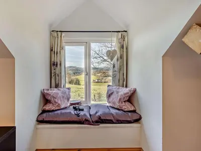 a window seat in front of a window at 2 Bed in Llanwrtyd Wells 94009 in Beulah