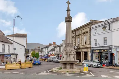 a statue in the middle of a city street at 1 Bed in Talybont-on-Usk oc-a29348 in Talybont