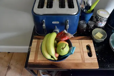 a bowl of fruit on a cutting board next to a juicer at Hiraeth Homestay xxx in Llangollen