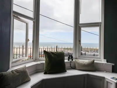 a window seat with a view of the ocean at Tonnau Yr Oleu or Waves of Light in Barmouth