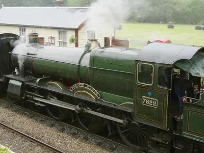 an old green train is on the tracks at Station House - Hw7742 in Glyn-Dyfrdwy