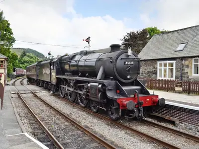 a train is sitting on the tracks at Porter's Lodge in Glyn-Dyfrdwy