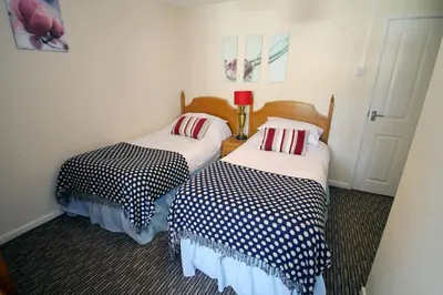 two beds in a hotel room at Aberceiro Bungalow in Aberystwyth