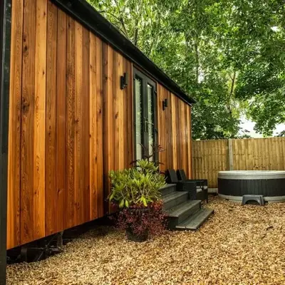 Newydd Lodge with private hot tub