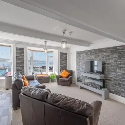 Spacious 3 Bedroom Sea View Flat