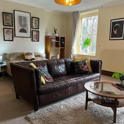 Large Corris apartment with kitchen & lounge and adjoining bathroom