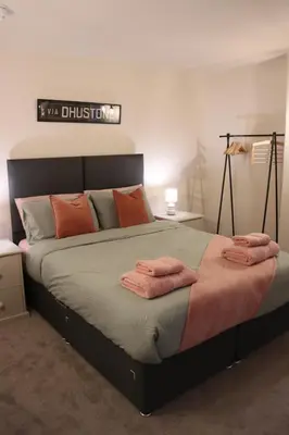 a bedroom with a bed with two towels on it at Brewe's Loft in Farden