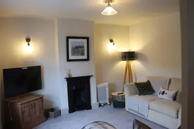 a living room with a couch and a tv at Brewe's Loft in Farden