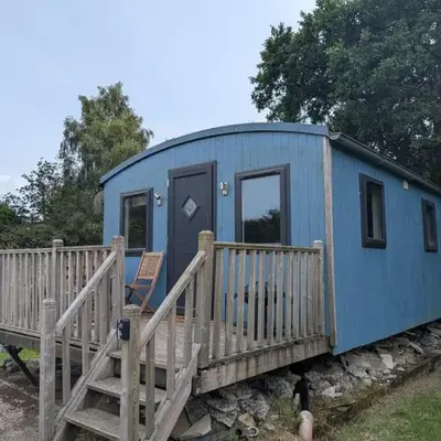 Tranquil Cabin Retreat- Sleeps 2 Parking