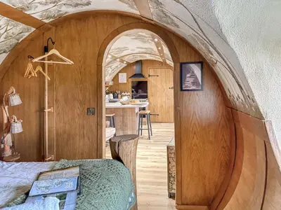 a room with a circular doorway in a house at Shires End in Leominster