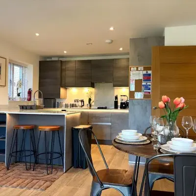 2 Bedroom Apartment - Parking - Walk to Town