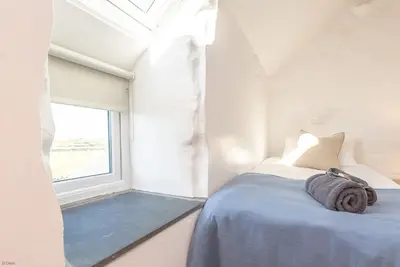 a bedroom with a bed and a window at Ysgubor-Bennar in Dyffryn