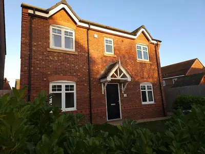 a red brick house with white windows at STYLISH & SPACIOUS 4 BEDROOM HOUSE - FREE DRIVEWAY PARKiNG in Shrewsbury