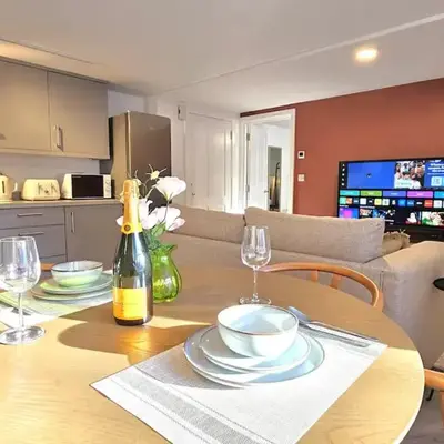 Stylish and spacious lower ground floor apartment -Pass the Keys