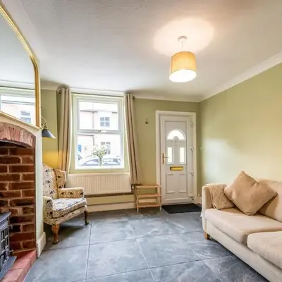 Quaint home with log burner in peaceful cul-de-sac