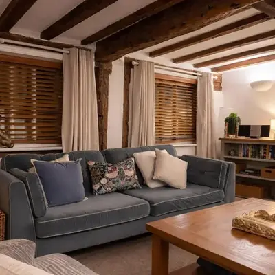 Cosy Town centre Historic Tudor Cottage & parking sleeps 6