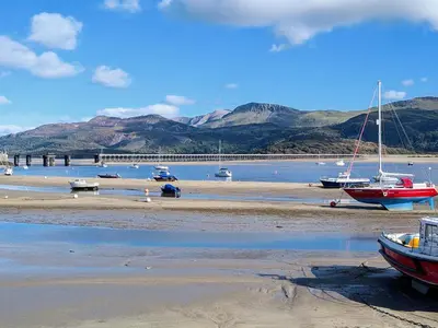 a group of boats sitting on the shore of a beach at Yr Efail - Hw7387 in Llanymawddwy