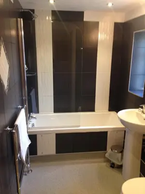 a bathroom with a bath tub and a sink at The Elephant & Castle Hotel in Newtown