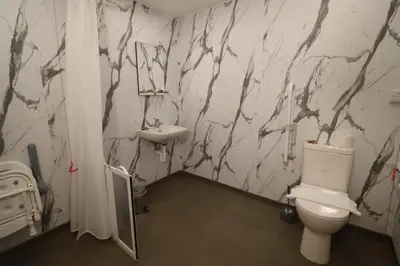 a bathroom with a black and white marble wall at The Castle Hotel in Llandovery