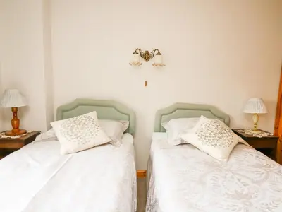 two beds sitting next to each other in a bedroom at Holly Farm Cottage in Newbridge on Wye