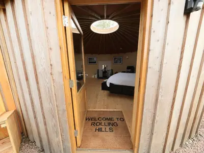 a sign that says welcome to rolling hills in a room at Rolling Hills in Newcastle