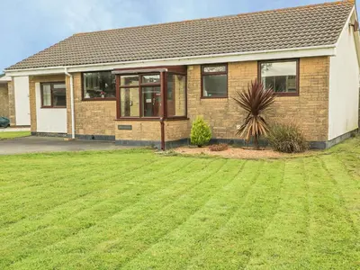 a house with a lawn in front of it at Dehangfa in Fairbourne