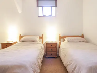 two beds sitting next to each other in a bedroom at Y Bwthyn in Llanbedr