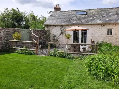 a house with an umbrella in a yard at The Cider Barn in Presteigne
