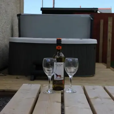 Swyn y Mor beach close Pet friendly hot tub