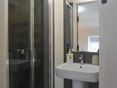 a bathroom with a sink and a mirror at Pen Parc in Bryn-crug