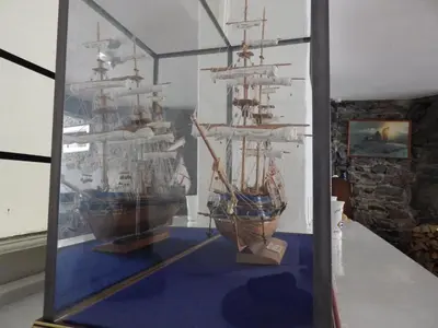 a display of a boat in a glass case at Aber Cottage B&B in Dolgellau