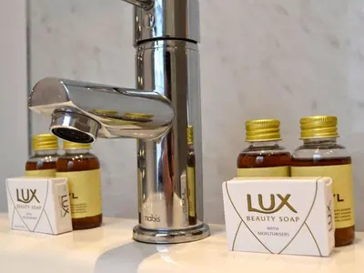 a juicer and three bottles of honey on a counter at Grosvenor House APT 1 in Aberystwyth