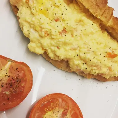 a plate with a tomato and a piece of bread at Oceandrive in Barmouth