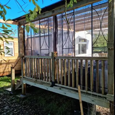 Riverside Cabin - Sleeps 2 - HotTub - Parking