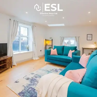 High Quality 2 Bedroom Church Apartment 5 Mins to Town Centre - Free Parking