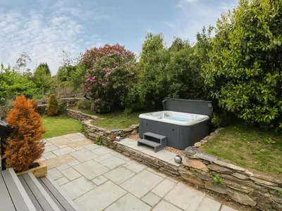 a garden with a bath tub in a yard at Bwthyn Bach Gwyn in Penrhyndeudreath