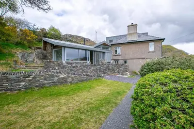 an image of a house with a stone wall at 4 Bed in Barmouth oc-bow259 in Barmouth