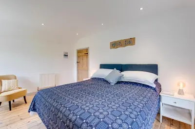 a bedroom with a bed and a sign that reads hope day at 2 Bed in Dinas Mawddwy oc-bow268 in Machynlleth