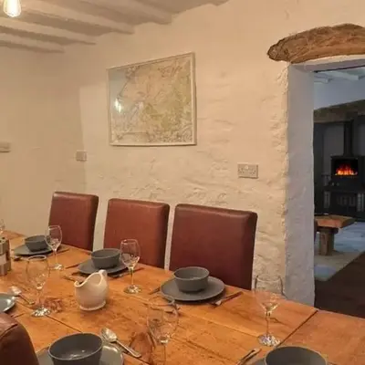 Farmhouse with Log Fire & On-Site Dog Field